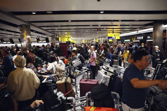 英国航空交通“大瘫痪”余波未平 政府排除网络攻击可能